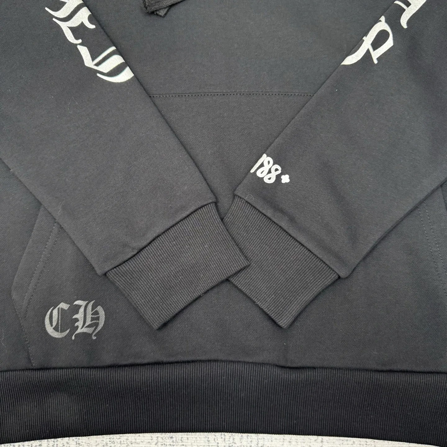P400 Chrome Herat 25 1988 limited Sanskrit printed hooded sweatshirt Size: S/M/L The fabric is made of fleece 420g cotton. The printing uses a variety of printing processes. Thermosetting ink printing.